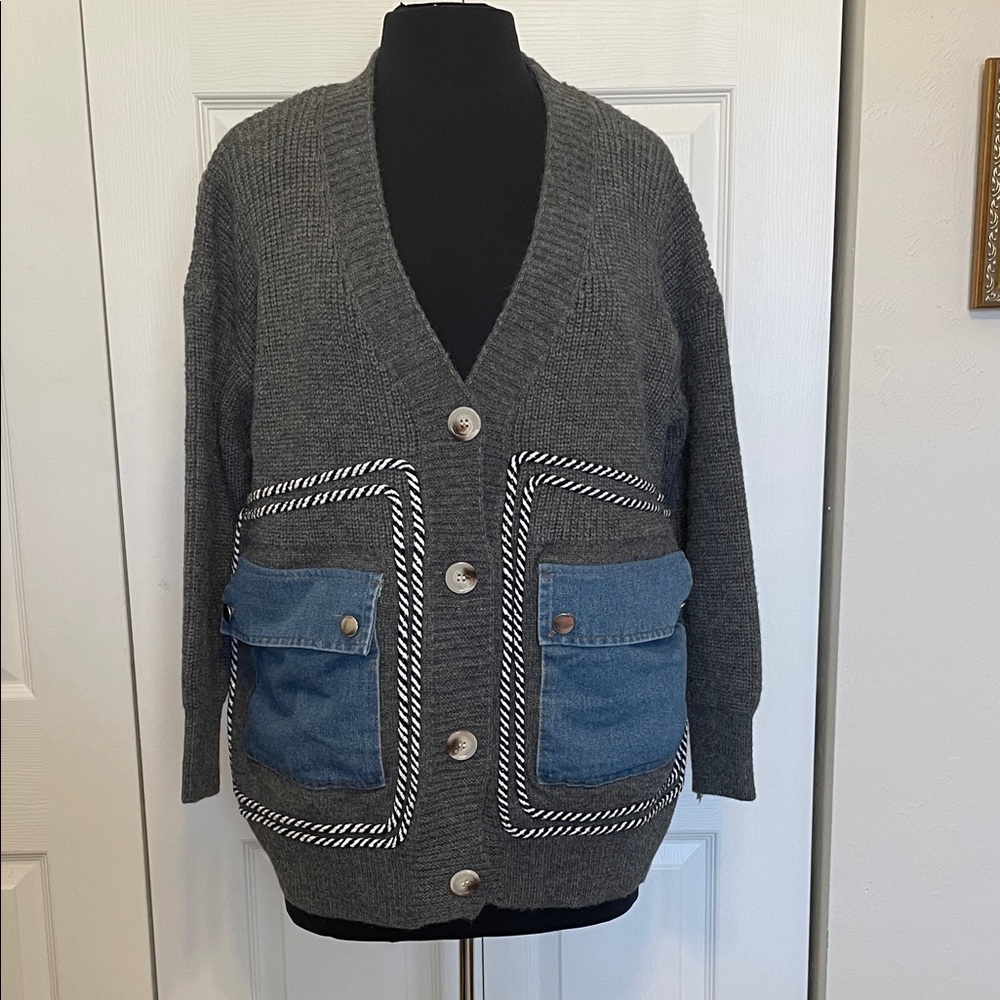 NWOT WOMEN'S GRAY CARDIGAN WITH DEMIM POCKETS. SIZE MEDIUM BUT CAN FIT A LARGE.